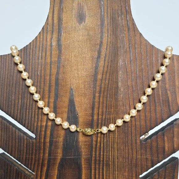 Marvella necklace.Marvella Vintage Cream Faux Pearl Single Strand Necklace 24" - Picture 2 of 6